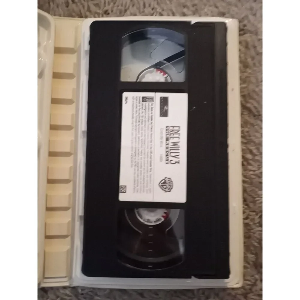 Free Willy 3: Rescue (VHS 1997) Warner Bros Home Video / Clamshell With Compass